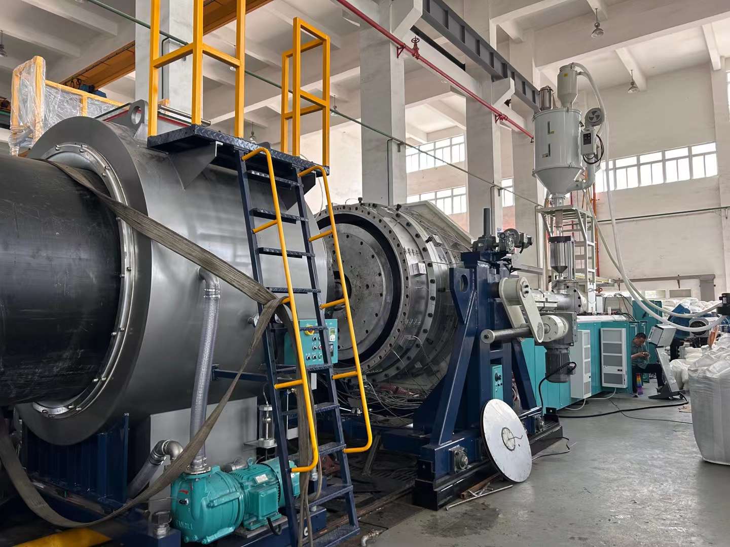 Pipa dengan ketebalan tinggi dan berdiameter besar: cara menghindari kendur pada ekstrusi pipa