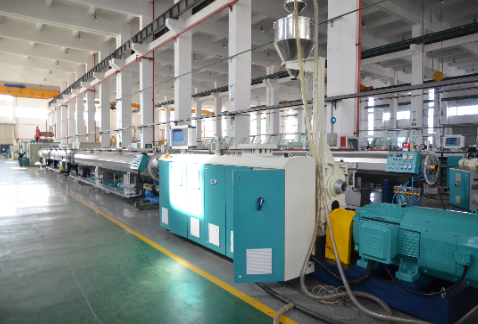 Lini Produksi Saluran PVC: Analisis Teknis pada Standar Pemasangan dan Pengkabelan